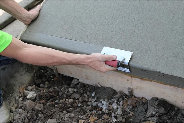Detalle 2 de Marshalltown M68SSD stainless steel corner trowel (rounded) for outside corners