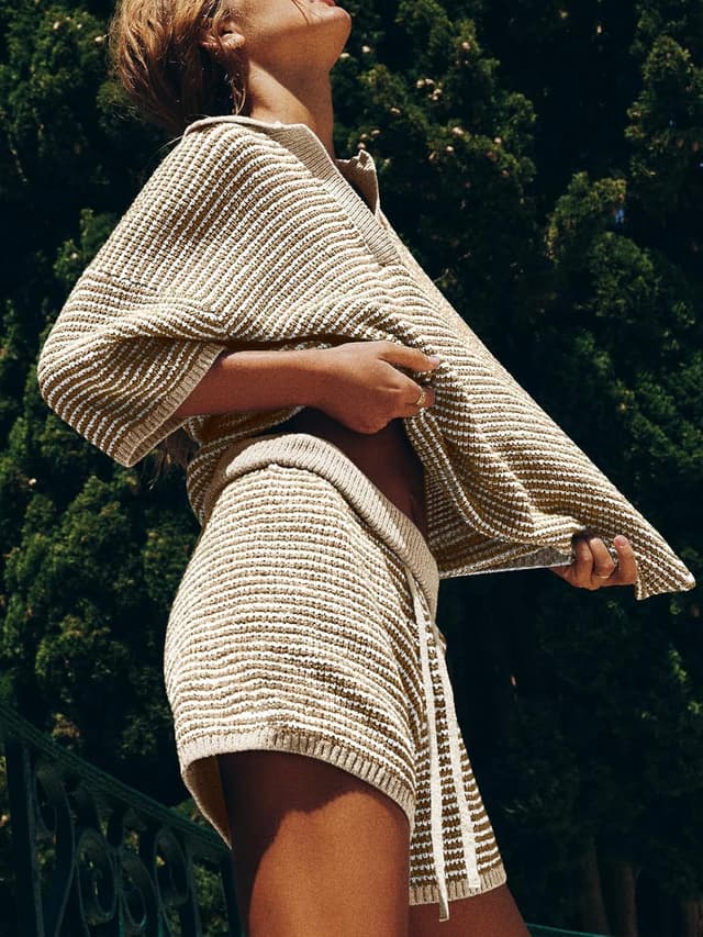 Detalle de Tankaneo Women’s 2-Piece Oversized Sweater Set with V-Neck Knit Top and High-Waisted Lounge Shorts