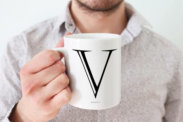 Thumbnail 2 de Stuff4 Personalised Letter V Mug 11oz