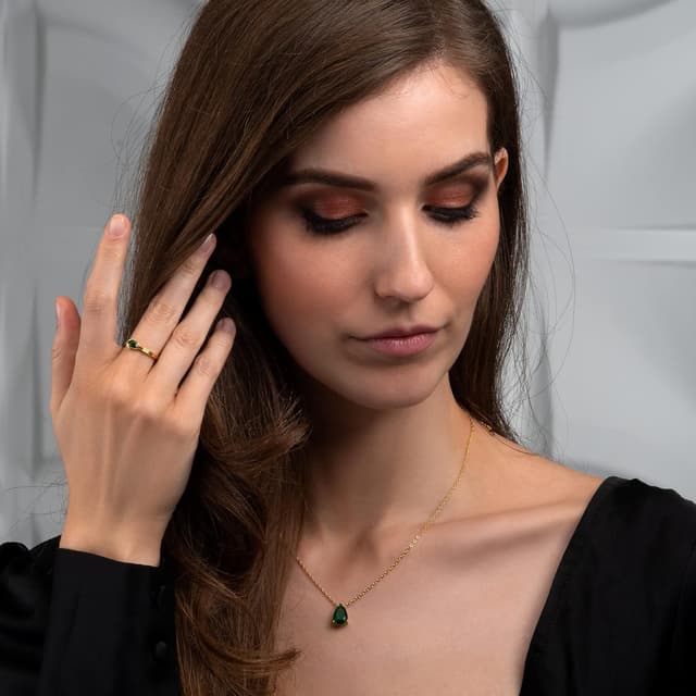 Detalle de namana Bague fine réglable en poire avec zircon vert (laiton plaqué or)