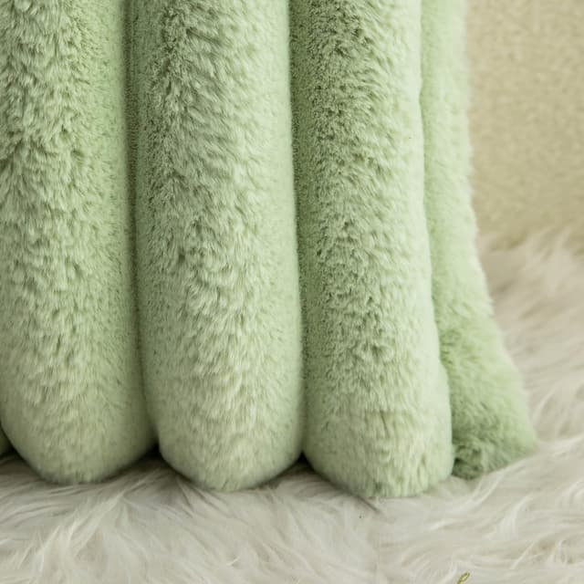 Detalle 1 de Neelvin Green Faux Fur Cozy Striped Throw Pillow Covers (20x20 inch) – Set of 2