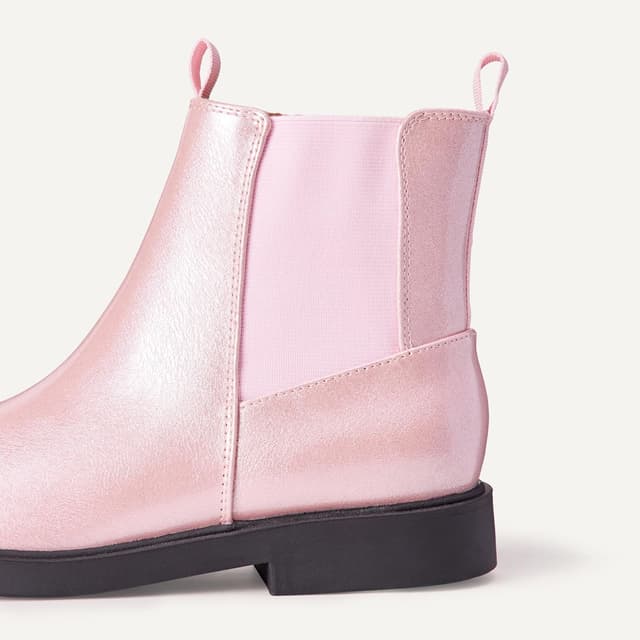 Detalle de Amazon Essentials Girls’ Chelsea Ankle Boots with Foam-Padded Insole