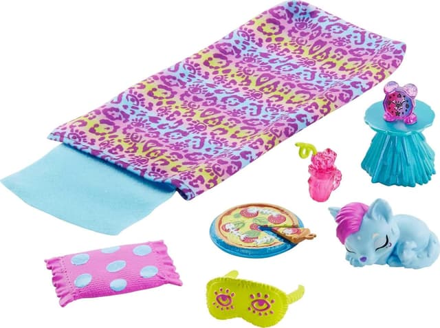 Detalle de Cave Club Playset Pigiamasauro Party con bambola Tella, cucciolo dinosauro e accessori (GTH06)