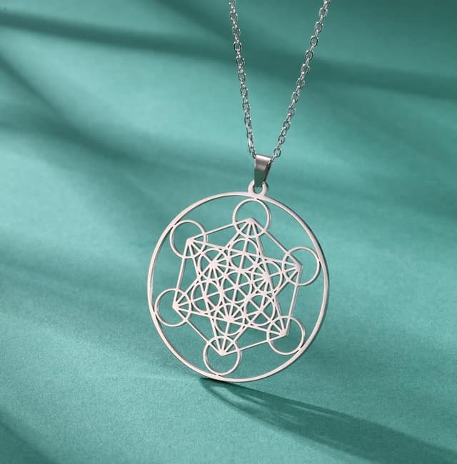 Detalle de EUEAVAN Metatrons Würfel Halskette mit Metatron-Quader-Anhänger – spirituelles Schutzsymbol