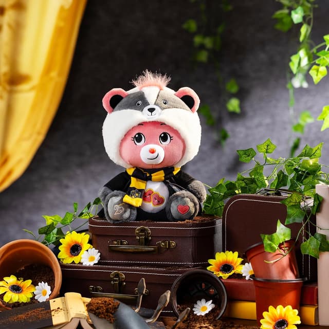 Detalle de Care Bears x Harry Potter Hufflepuff Love-A-Lot Bear 30cm Hoodie Plush (Ages 4+)