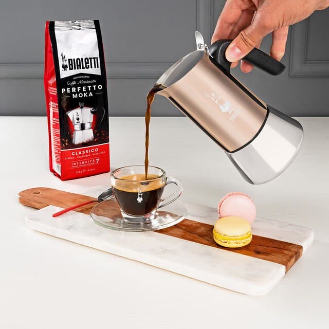 Detalle de Bialetti Venus, cafetera italiana de acero cobre 3 tazas