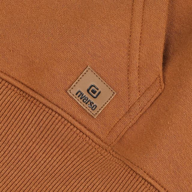 Detalle 2 de riverso Hoodie Herren Regular Fit RIVNiklas – Kapuzenpullover mit Kängurutasche und Cross-Over-Kragen