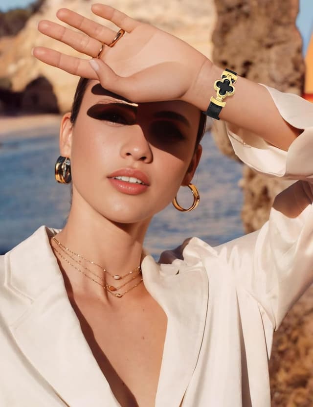 Detalle 2 de MOINSPIRE Designer Slim Leather Watch Bands for Women with Four-Leaf Clover Magnetic Clasp (Lucky Clover)