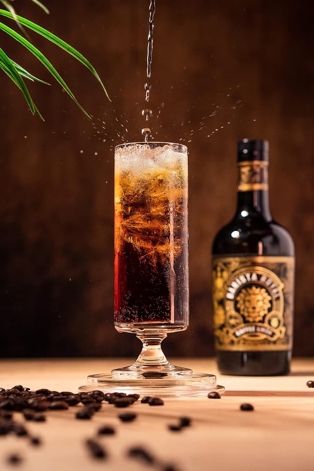 Detalle de Kaffeelikör als Kurzer/Stamperl mit Kaffeebohnen eigener Trommelröstung & echtem Rum (20%, 16 x 20 ml)