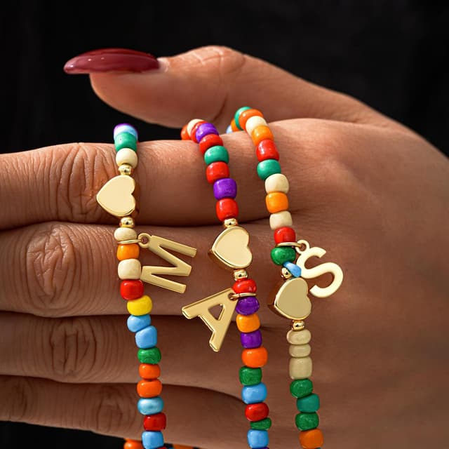 Detalle de SLOONG Bunte Buchstaben-Perlenkette mit personalisiertem Namensanhänger (Choker) – Herz-Charm & Boho-Design