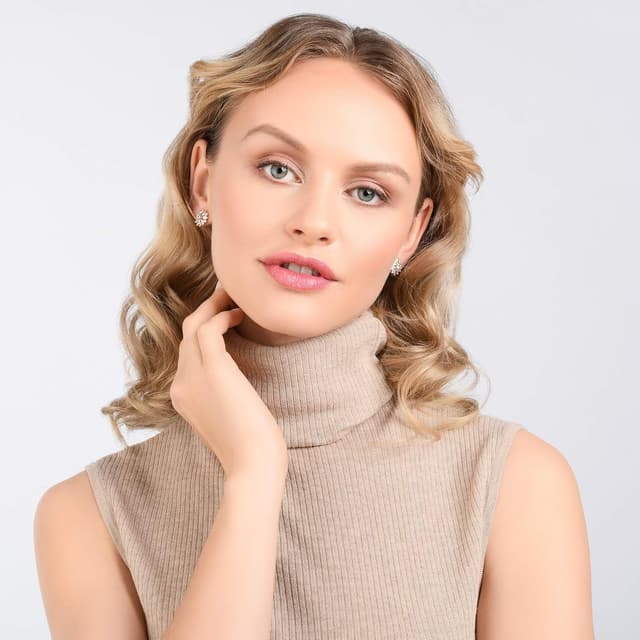 Detalle 2 de ZAVANA Grandes boucles d’oreilles zircon en forme de fleur (clous) dorées ou argentées, sans nickel ni plomb