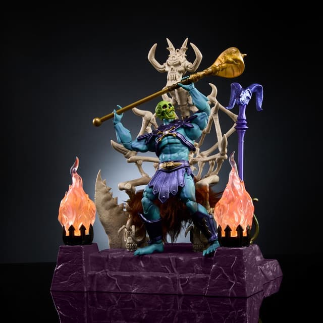 Detalle 2 de Masters of the Universe MOTU Masterverse Skeletor 🌌, Figura con trono y báculos