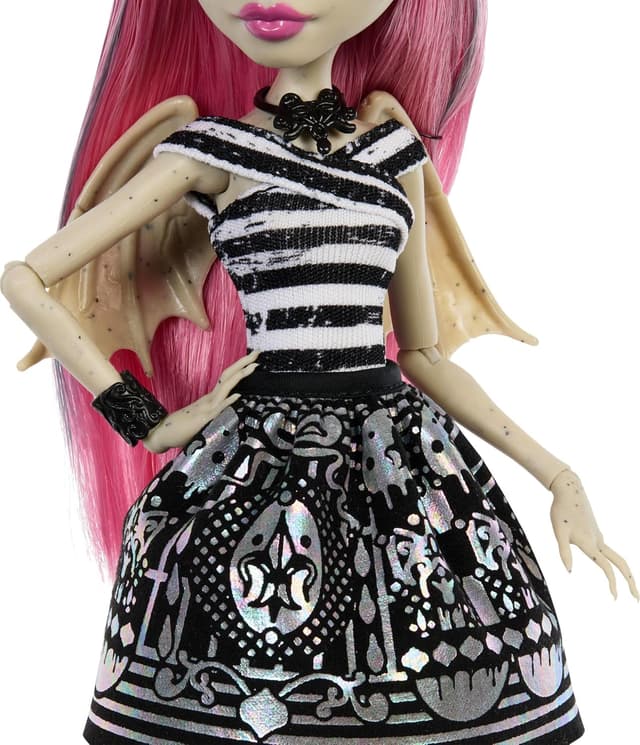 Detalle de Monster High Boo-riginal Creeproduction Rochelle Goyle (JHK57) con soporte, diario y gárgola de grifo