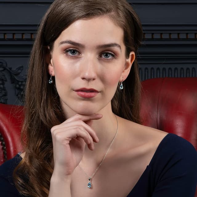 Detalle de Boucles d’oreilles pendantes Namana en argent 925 avec topaze bleue naturelle en forme de goutte