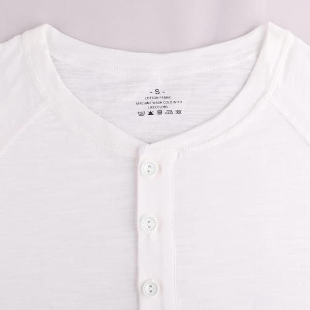 Detalle de Herren Slub-Henley-T-Shirt mit 3-Knopfleiste, Kurzarm und Rundhals aus Slub-Baumwolle