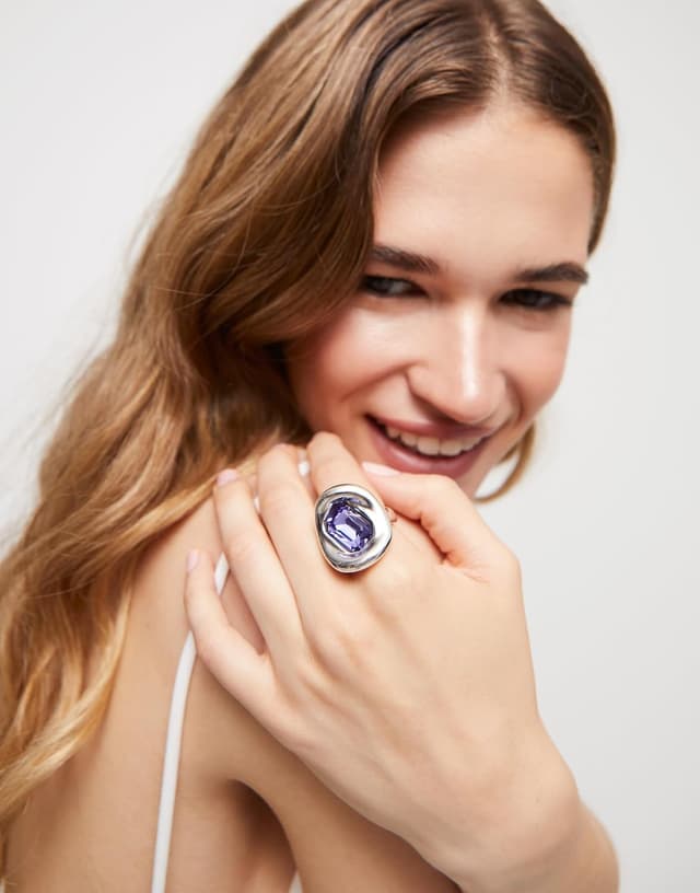 Detalle 2 de Bague cristal violet plaquée argent Uno de 50