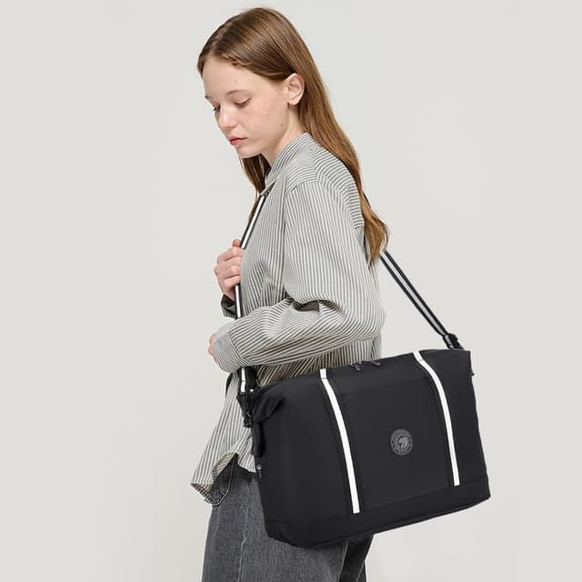 Detalle 2 de BAGZY faltbare Reisetasche für Handgepäck 45 x 36 x 20 cm – wasserabweisende Umhängetasche im Kabinenformat