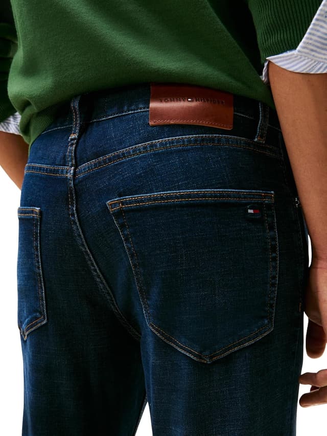 Detalle de Tommy Hilfiger Droit Homme : un style classique pour le quotidien