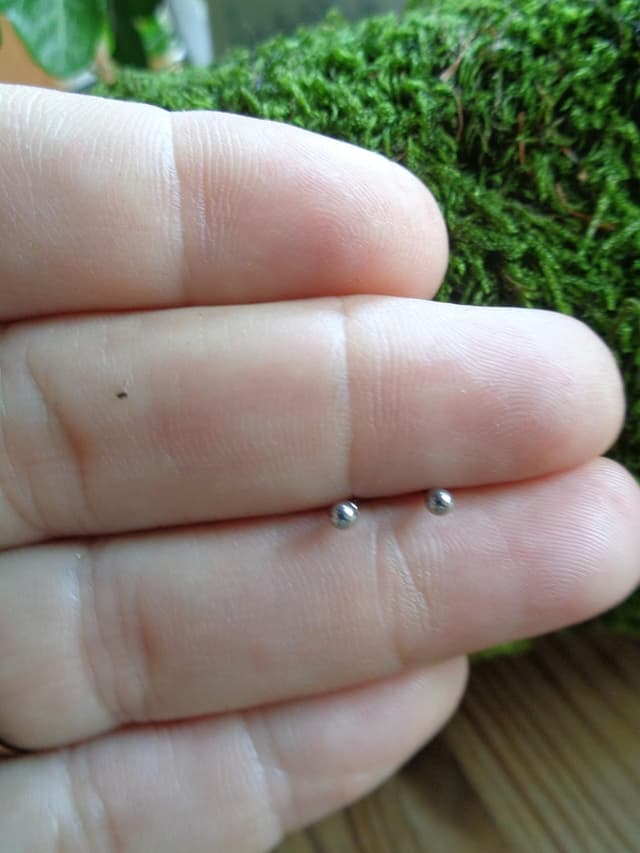 Detalle 2 de SILBER MINI PUNKT STECKER: kleine, zarte Punkt-Ohrstecker in Silberfarben