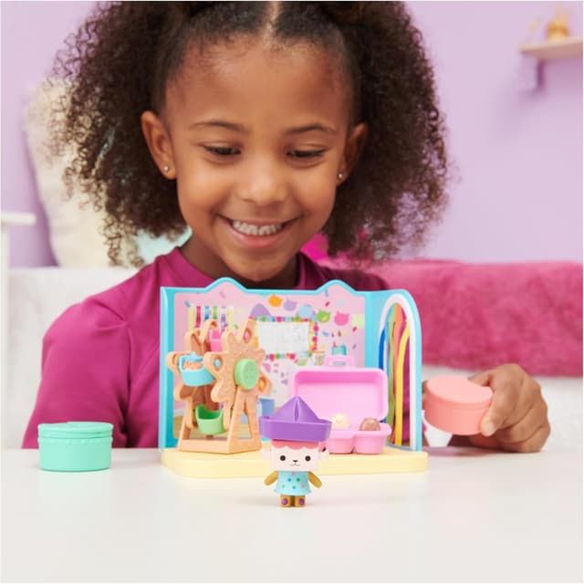 Detalle de DreamWorks Gabby’s Dollhouse Baby Box craft room
