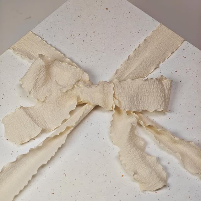 Detalle de Tekhoho Off-White Large Gift Box (32x22x11cm) – reusable, foldable gift box with lid & ribbon