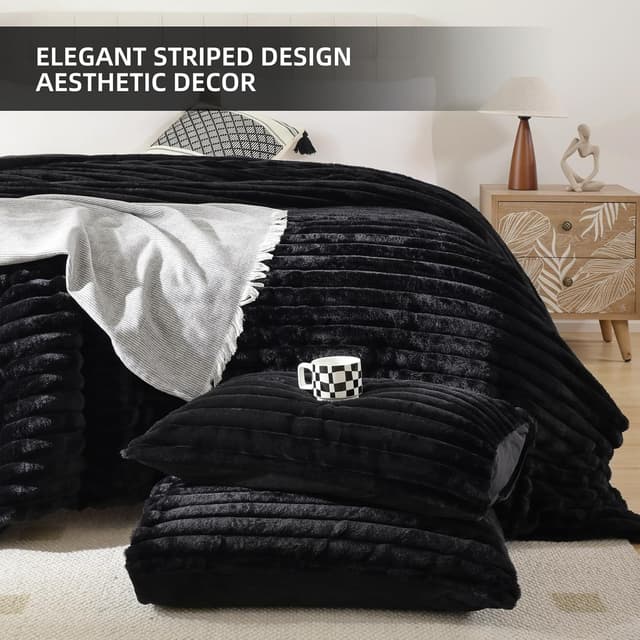 Detalle de Smoofy Fluffy Queen Comforter Set (3-Piece) in Black Faux Fur Style