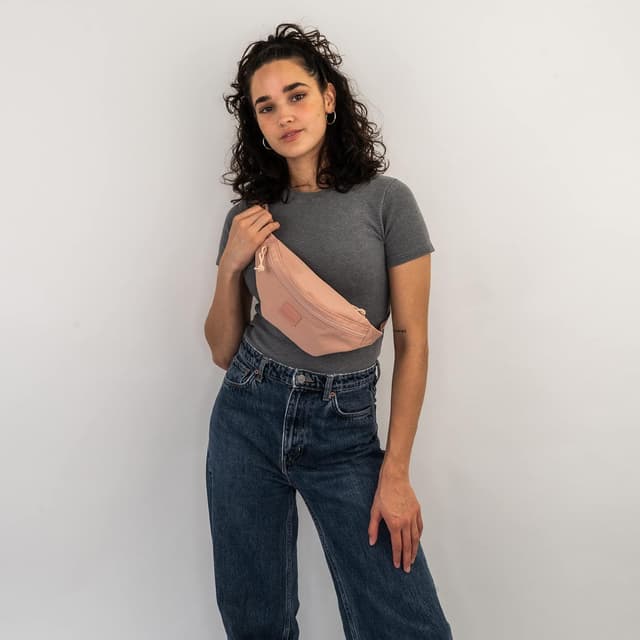 Detalle 2 de JOHNNY URBAN Bauchtasche Erik Small – Gürteltasche mit flexiblem Gurt für Festival & Alltag (wasserabweisend)