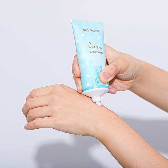 Detalle de BODY & EARTH Geschenkbox für Frauen „Ocean Scent“ (5-teilig) mit Duftkerze, Körperbutter, Handcreme & mehr