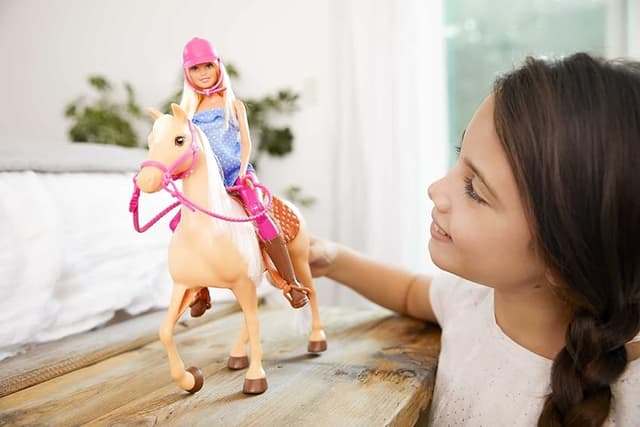 Detalle 2 de Barbie Muñeca de Equitación con Caballo y Accesorios 🐴