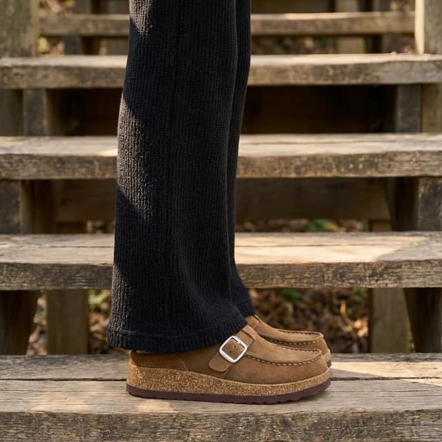 Thumbnail 4 de CUSHIONAIRE Women's Hobby Leather Clog with Cork Footbed 👡