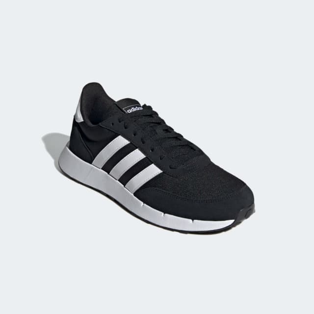 Detalle 2 de adidas Run 60s 2.0 en negro: zapatilla para un uso diario con estética retro