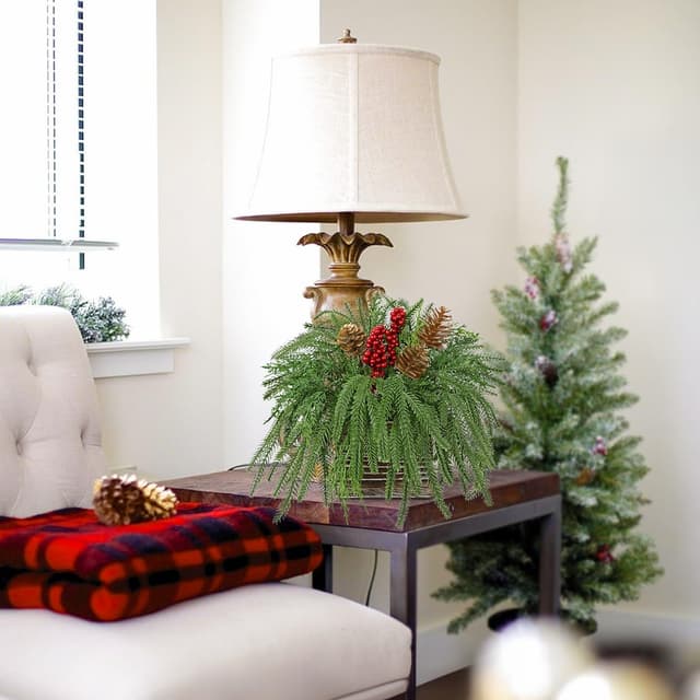 Detalle de Arborus Künstliche Weihnachts-Pflanze im Holz-Topf für Tischdeko, Fensterbank & Balkon – rustikale Landhaus-Weihnachtsdeko