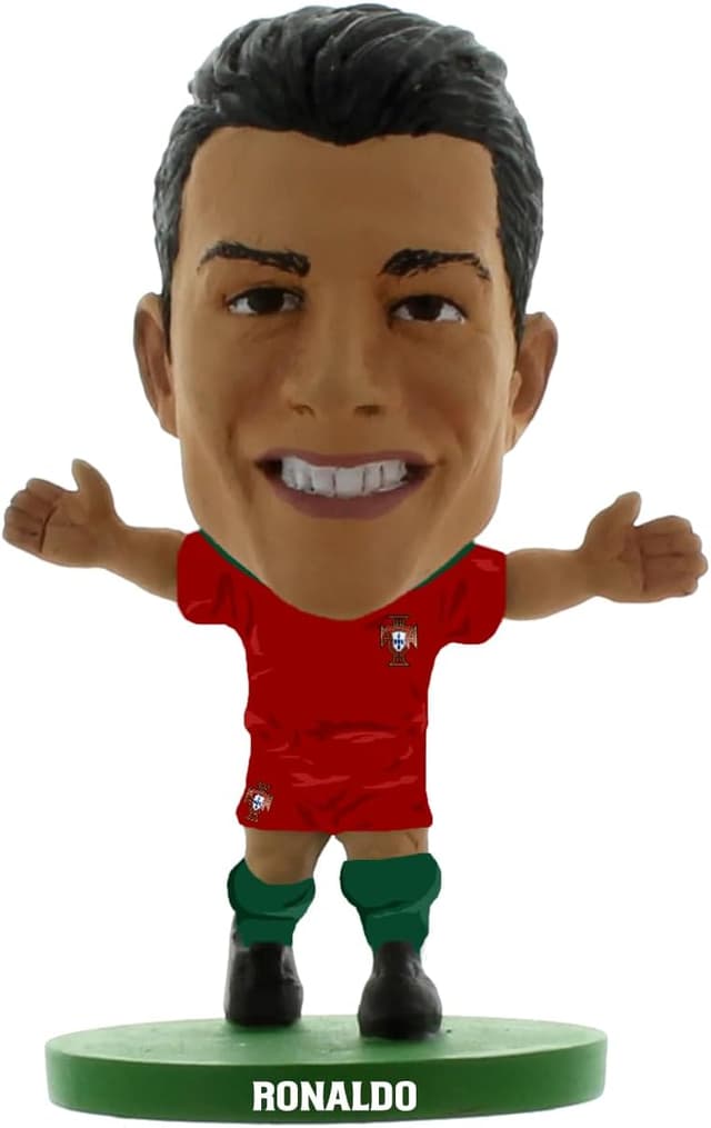Detalle de SoccerStarz Portugal Cristiano Ronaldo home kit collector figure (SOC1264)