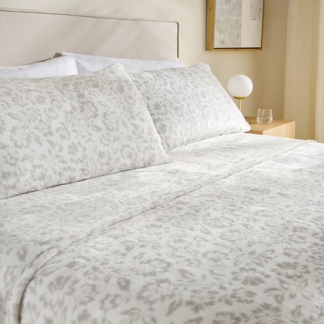 Detalle de Basics El Corte Inglés juego sábanas 100% poliéster