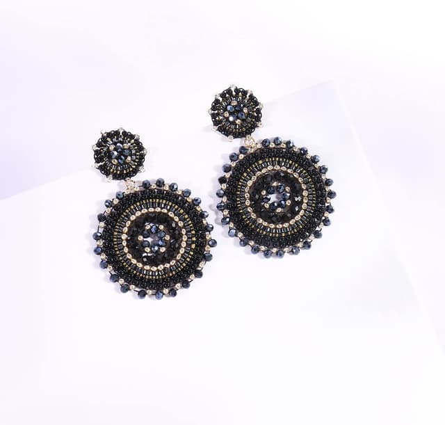 Detalle de Damen-Perlenohrringe im Bohème-Stil mit Rocailles & Anhänger – baumelnde Sommer-/Strand-Statement-Ohrringe