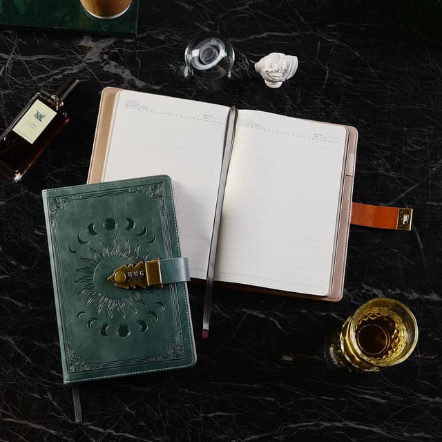 Detalle de ZXHQ Tagebuch mit Schloss (A5) inkl. Stift-Set – Vintage-Lederbezug, 224 Seiten, Premium Grau