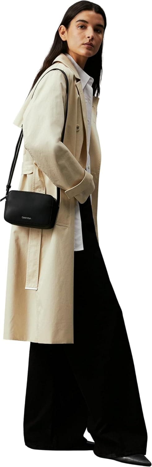Detalle 2 de Calvin Klein CK Must Camera Bag Schwarz