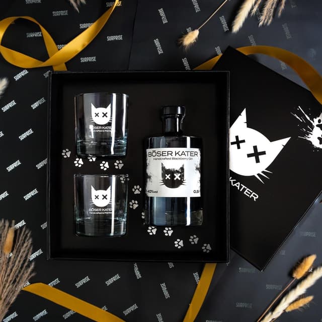Detalle 2 de BÖSER KATER Black Gin Geschenkset mit 2 Gläsern – Blackberry Gin in hochwertiger Box (0,5 l, 40% Vol.)