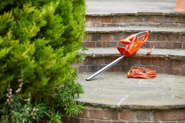 Detalle de Flymo EasiCut 450 Electric Hedge Trimmer (45cm cutting length) – lightweight precision trimming