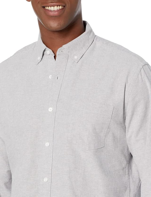 Detalle de Amazon Essentials Men’s Button-Down Long Sleeve Oxford Pocket Shirt (Regular Fit)