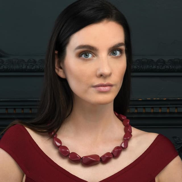 Detalle 2 de Collana da donna ZAVANA lunga 56 cm in resina, stile bohémien (bordeaux)