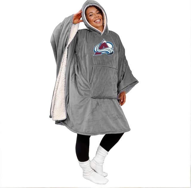 Detalle de Officially Licensed NHL Team Color Poncho Blanket with Logo Patch & Sherpa Lining