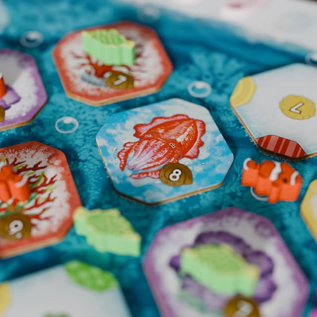 Detalle de Shallow Sea board game: Strategy tile-placement reef ecosystem game (ages 14+, 1–4 players)