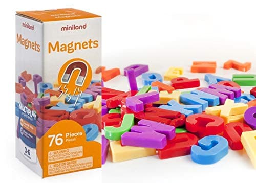Detalle 2 de Miniland Letras magnéticas Mayúsculas 76 piezas 🧩