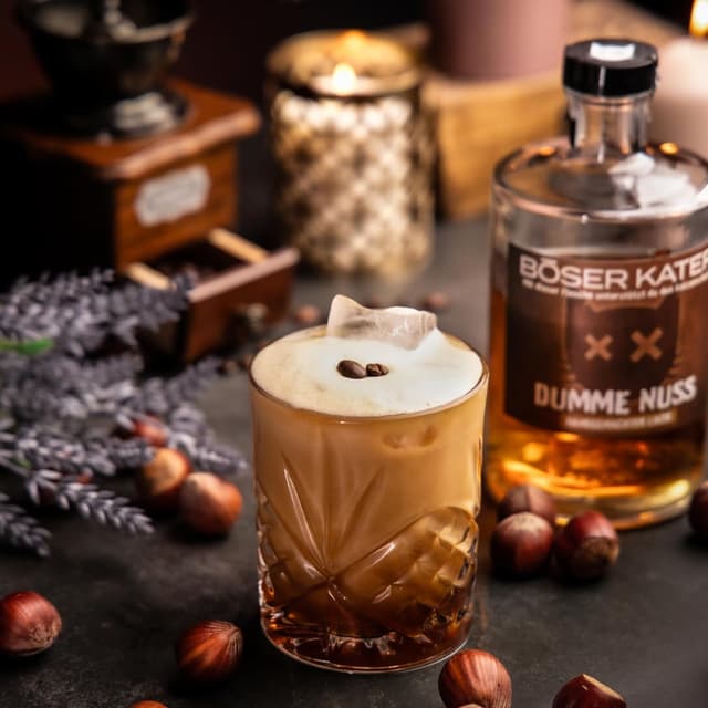 Detalle de BÖSER KATER Dumme Nuss Likör Geschenkset (0,5 l, 20 % Vol) mit 2 Gläsern