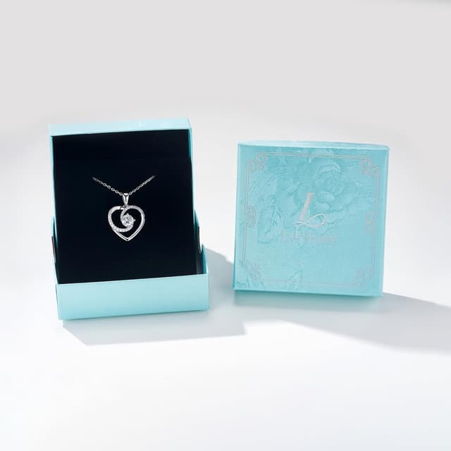 Detalle 2 de Lyniuoy 18K White Gold Plated Heart Necklace with Ballet Dancers Detail