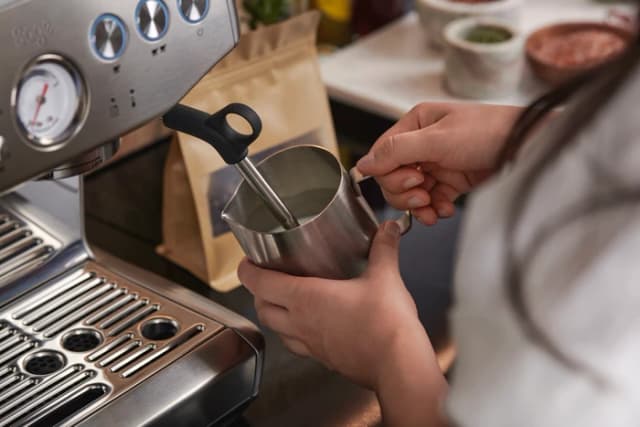 Detalle 2 de Sage Barista Express Impress, Siebträger mit Mühle