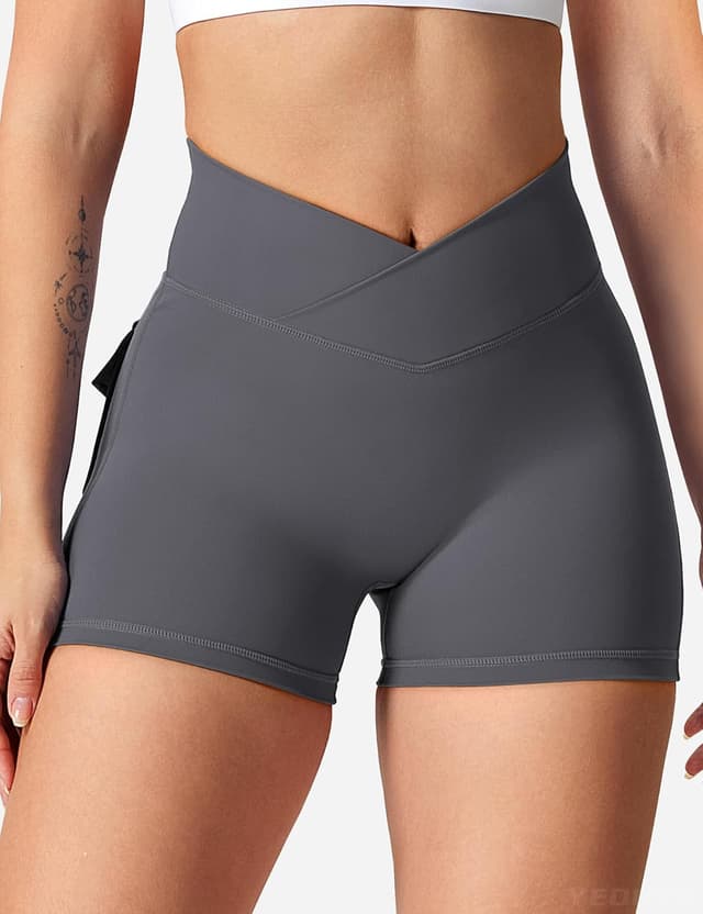 Detalle 2 de YEOREO CoreFlex Scrunch Workout Shorts with Pockets (High-Waisted Gym & Yoga Biker Shorts)