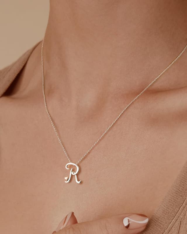Detalle 2 de Collier Mesovor avec initiale en argent et cœur en or rose pour femme
