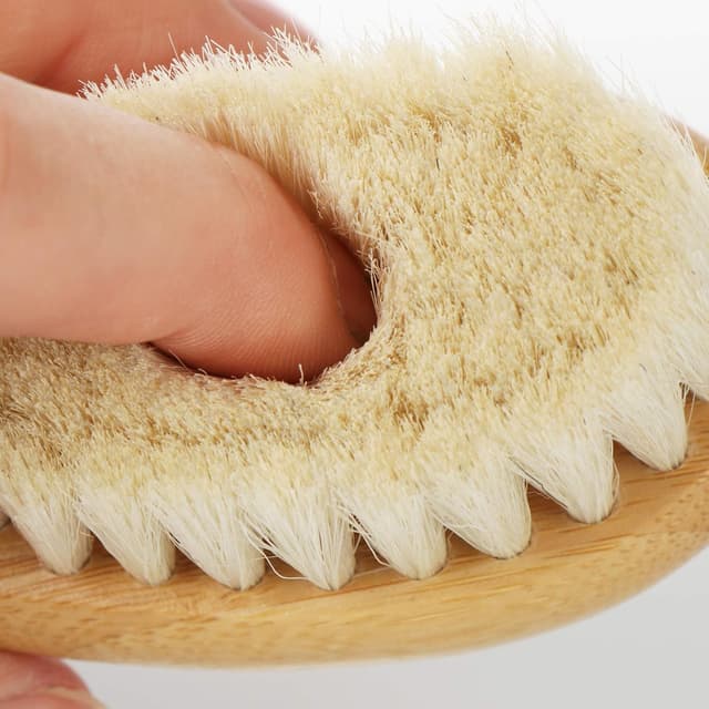 Detalle 2 de com-four set spazzola e pettine per neonati e bambini piccoli in bambù con lana di pecora